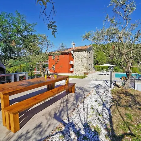 Sleeps 10 With Pool Air Con And Wifi * Falcinello