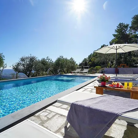 فيلة Sleeps 10 With Pool Air Con And Wifi *