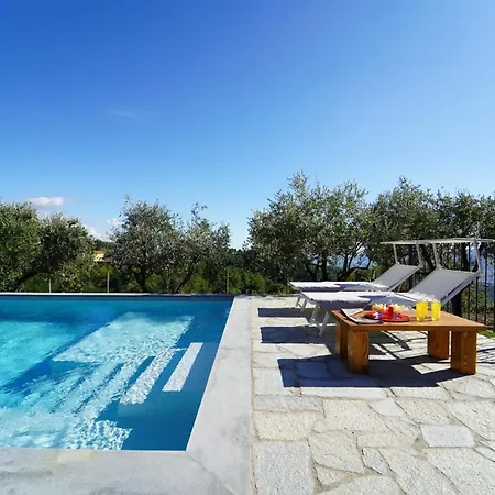 Sleeps 10 With Pool Air Con And Wifi
